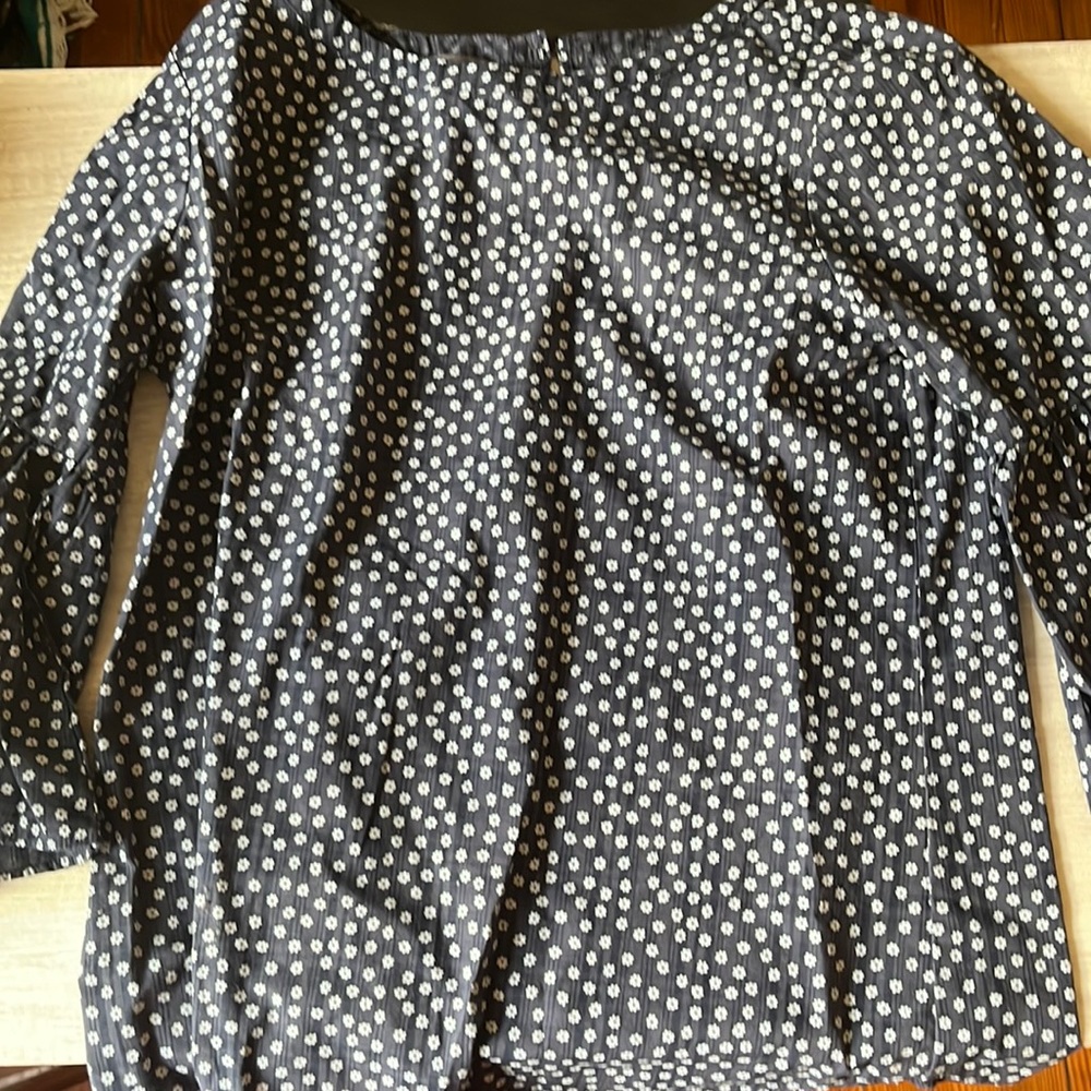 Van huesen flutter sleeve navy and light blue flower dress shirt tunic